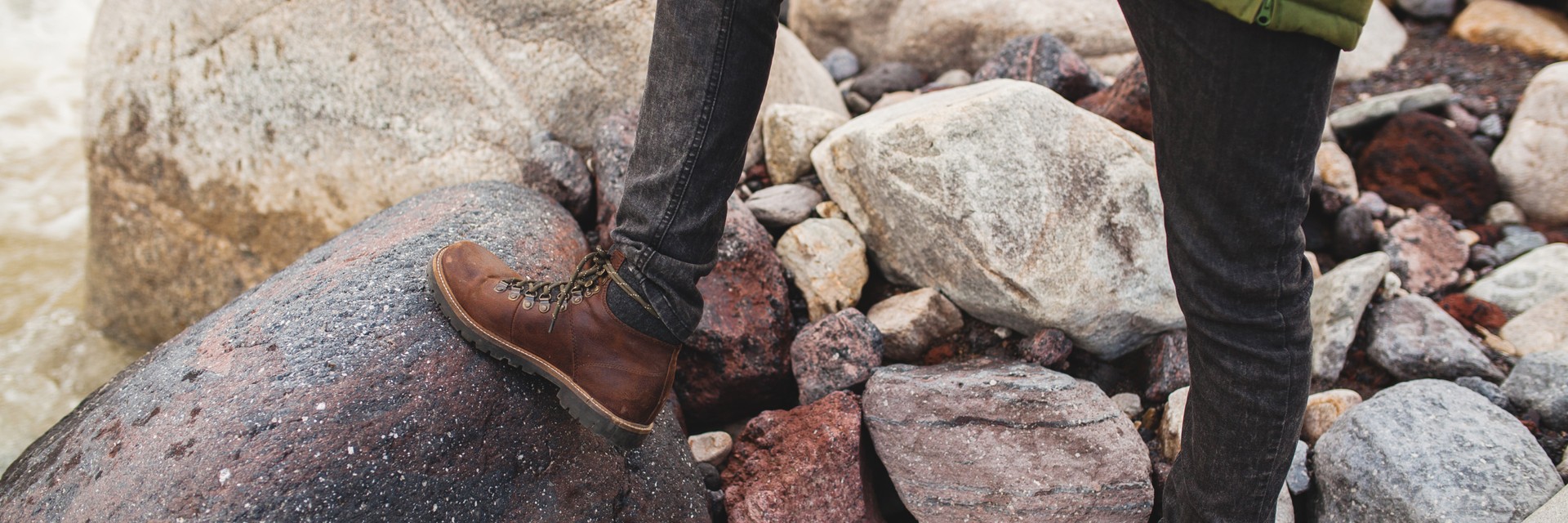 a href=httpswww.freepik.comfree-photoyoung-hipster-man-hiking-wild-nature-winter-vacation-traveling-warm-shoes-boots-close-up-details-feet-legs_9850503.htm#query=Mineralogi.jpg